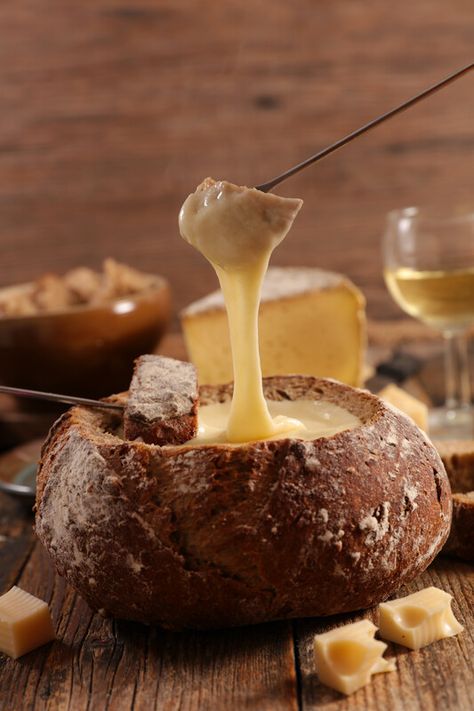 Cheese Fondue Ideas, Fondue Bread, Malibu Food, Swiss Cheese Fondue Recipe, Swiss Decor, Queso Dips, Bar Pop Up, Authentic Mexican Desserts, Fondue Cheese