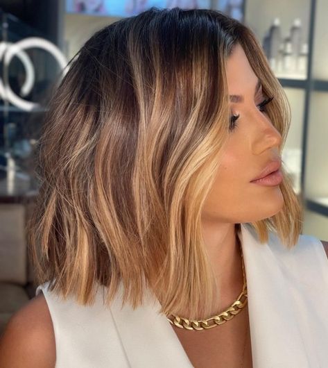 Chocolate Lob with Honey Blonde Highlights Haircuts Layered, Haircut Bob, Caramel Blonde Hair, Haircuts Medium, Haircut 2022, Honey Blonde Hair Color, Chubby Face, Chin Length Haircuts, Wavy Bob Haircuts