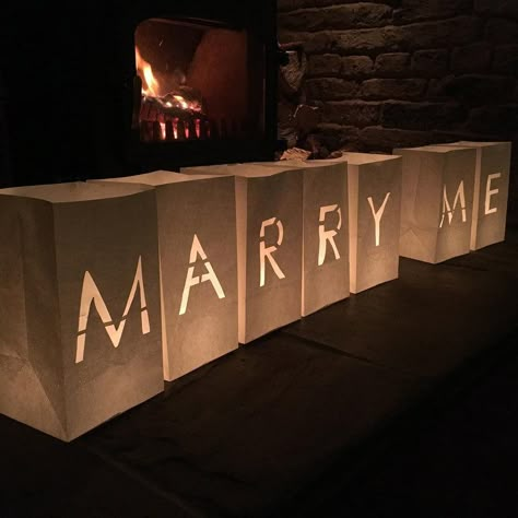 Wedding Proposal Ideas Engagement, Outdoor Proposal, Cute Proposal Ideas, Proposal Candles, Contemporary Candles, Christmas Proposal, Proposal Pictures, Candle Bags, Ways To Propose