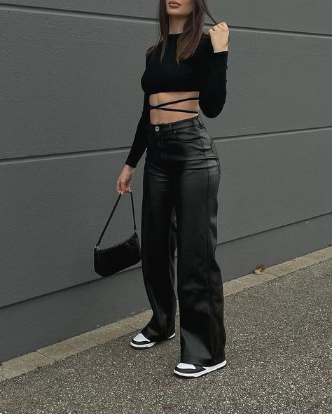 How To Style Leather Pants, Leather Trousers Outfit, Fest Outfits, Leather Pants Outfit, Mode Zara, Makijaż Smokey Eye, Leather Pants Women, Pants Women Fashion, Looks Party