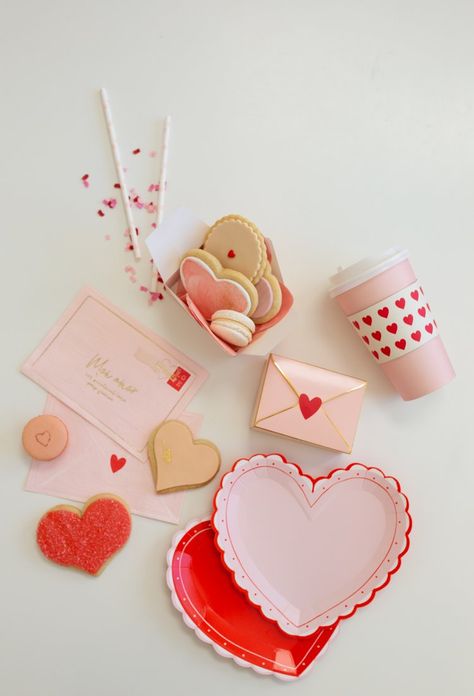 little love letters - a simple valentine's day party for kids — emelbe design Sprinkle Medley, Felt Envelope, Rainbow Candle, Eat Cookies, Valentine's Day Party, Party Goods, Bubble Wands, Pink Envelopes, Love Lucy