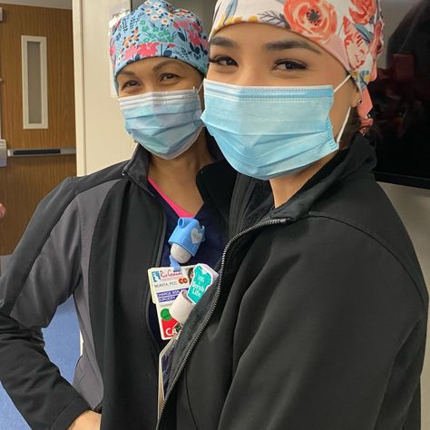 Scrub Cap Hairstyles, Scrub Cap, Cap Hairstyles, Nurse Hairstyles, Stylish Scrubs, Surgical Tech, Cute Scrubs, Doctor Outfit, Nursing Cap