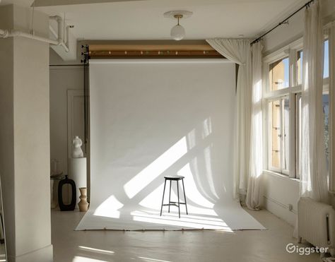 Neutral Photo Studio, High End Photography Studio, Loft Photography Studio, Minimalist Studio Photography, Sunroom Photography Studio, All White Photography Studio, Studio Set Up Photography, Tiny Photography Studio, Natural Light Photography Studio