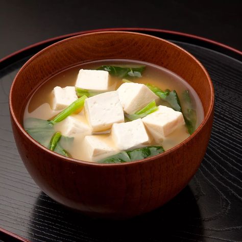 A quick and famous simple Chinese soup. It is delicious and filling, light and satisfying and you could pair it with fish or chicken or nice sandwich on the side to go along. delicious and soothing Asian style soup with tofu. Spinach and Tofu Soup is such a soothing soup. you'll truly enjoy this kind of soup. Also, this is probably the easiest recipe right after miso soup ever. All you need is a few ingredients to make this broth delicious and spicy if you wish. Chinese Tofu Soup, Spinach Tofu, Soup With Tofu, Spinach Soup Recipe, How To Make Spinach, Tofu Soup, China Street, Chinese Rice, Spinach Soup