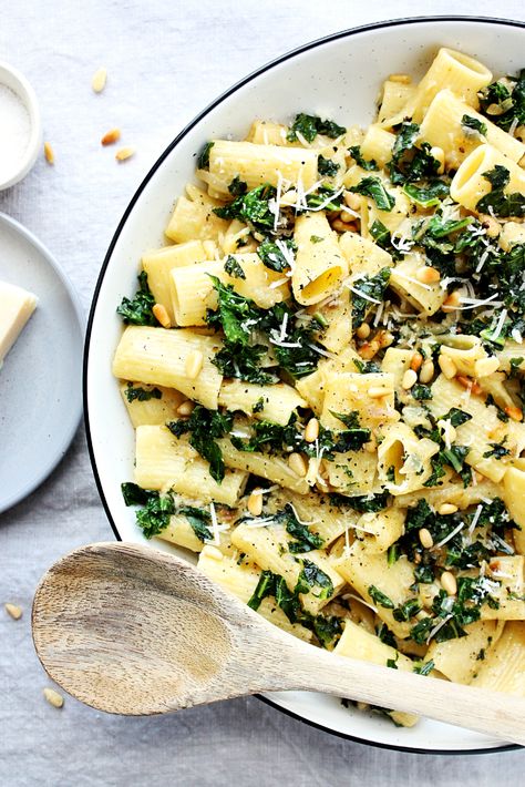 Lemony Rigatoni Pasta with Kale and Shallots Kale Pasta Recipe, Rigatoni Pasta Recipes, Easy Weeknight Pasta, Pasta With Kale, Vegetable Meals, Meatless Pasta, Weeknight Pasta, Kale Pasta, Butternut Squash Pasta