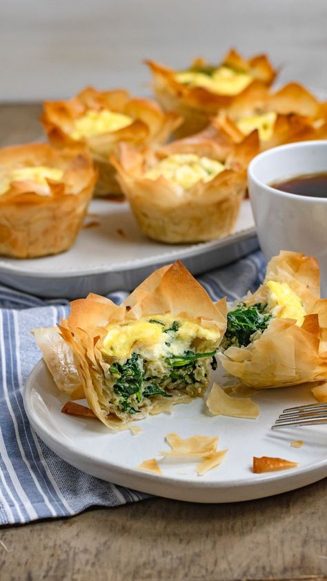 Flakey phyllo cups with spinach, egg and feta baked inside with parsley, oregano and garlic. Oh my! These spanakopita-inspired breakfast cups are so delicious. I love prepping these ahead of time and warming them up on the go. So good! breakfast and brunch . breakfast on the go . quick breakfast recipes . meal prep . meal prep breakfast . breakfast ideas . healthy breakfast recipes . fall recipes Spinach Feta Egg, Mealprep Breakfast, Phyllo Recipes, Phyllo Cups, Spinach Feta, Spinach Egg, Healthy Eggs, Quick Breakfast Recipes, Clean Eating Breakfast Recipes