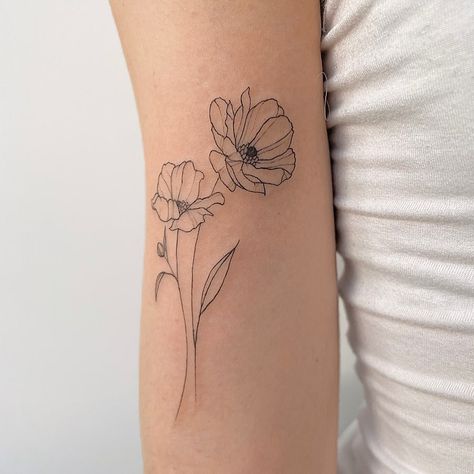 ❈∙ ᴘᴇᴀᴜ ᴅᴠᴏʏᴏᴜ ∙❈’s Instagram post: “Poppy flower 🌹 Done at @downtownparistattoo…” Minimal Poppy Flower Tattoo, Fineline Poppy Flower Tattoo, One Line Poppy Tattoo, Fine Line Poppy Flower Tattoo, Delicate Poppy Flower Tattoo, Poppy Flower, Lotus Flower Tattoo, Flower Tattoo, Body Art