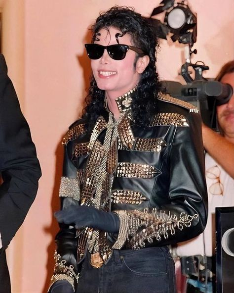 Michael Jackson 1990, Mj Outfits, Rayban Wayfarer Sunglasses, Michael Jackson Style, Michael Jackson Outfits, Michael Jackson Jacket, Michael Jackson Dangerous, Hoodie Images, Prince Clothes