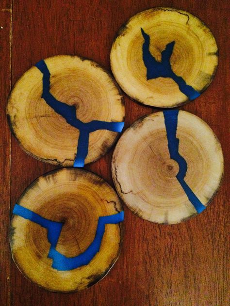 Wood coasters with blue glowing resin inlays. This would be really cool to make, with thinner resin cracks and different glowing colours? Wood Coasters Diy, Seni Resin, Resin Furniture, Epoxy Resin Crafts, Diy Coasters, Art Resin, Diy Resin Crafts, Wood Inlay, Wood Resin