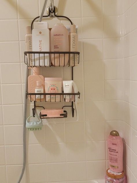 Coquette Bathroom Ideas, Bathroom Cute Aesthetic, Clean Girl Shower Aesthetic, Shower Essentials Aesthetic, Aesthetic Shower Products Organization, Student Bathroom Ideas, Shower Inspo Aesthetic, Clean Girl Bathroom Aesthetic, Shower Set Up