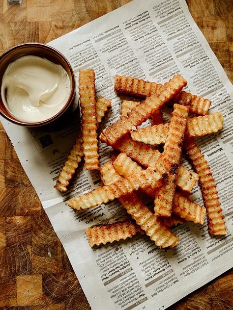 Malt Vinegar Aioli, Potatoes Russet, Malt Vinegar, Deep Fat Fryer, Aioli Recipe, Vegan Sauces, How To Cook Potatoes, Peeling Potatoes, Garlic Paste