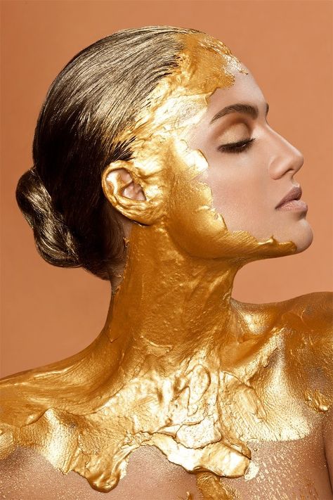 Body paint in gold Beauty Shooting, Goddess Makeup, Make Up Gold, Metallic Makeup, Aesthetic Gold, Gold Everything, Gold Skin, Gold Bodies, Gold Makeup