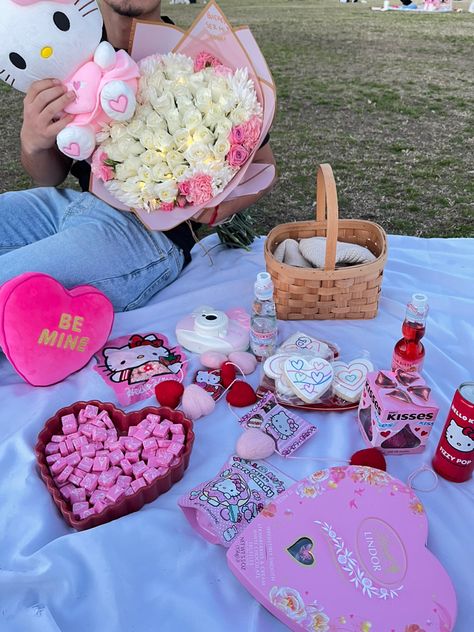 Hello Kitty Picnic, Valentines Picnic, Picnic Date Food, Date Food, Picnic Inspo, Fun Date Ideas, Birthday Goals, Picnic Inspiration, Cute Date Ideas