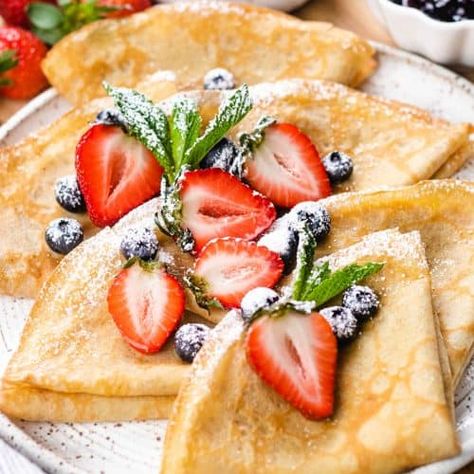 Best Classic French Crepes Recipe - Veronika's Kitchen Dinner Crepes, Crepes Recipe Breakfast, Best Crepe Recipe, French Crepe Recipe, Breakfast Skillet Recipes, Easy Crepe Recipe, Menu Sarapan Sehat, Crepe Batter, Crepes Recipe