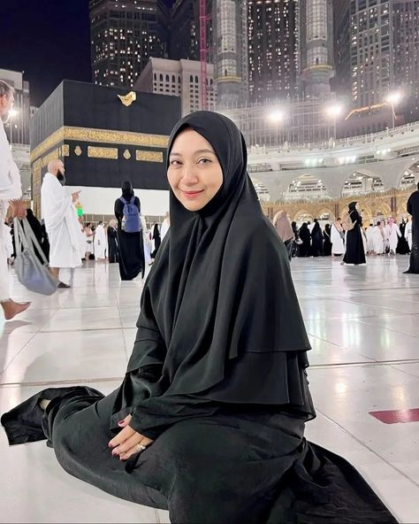 Umrah Guide For Women, Makkah Outfit, Umrah Outfit, Umroh Outfit, Umrah Guide, Muslim Fashion Outfits, Ootd Hijab, Makkah, Mecca