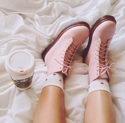 Pastel pink doc martins complimented with a Starbucks Pastel Boots, Neo Grunge, Mode Rose, Soft Grunge, Pink Shoes, Dieselpunk, Fashion Mode, Doc Martens, Dr. Martens Boots