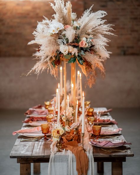 Boho Chic Wedding Table Setting, Boho Wedding Place Settings, Boho Place Setting, Chic Boho Wedding, Barn Wedding Centerpieces, Bohemian Wedding Ideas, Floral Cloud, Round Wedding Tables, Tuscan Inspired Wedding