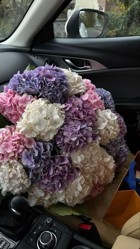 Hortensia Bouquet, Luxury Flower Bouquets, House Smell Good, Hydrangea Bouquet, Flower Shower, Flowers Bouquet Gift, Nothing But Flowers, Flower Therapy, Beautiful Bouquet Of Flowers