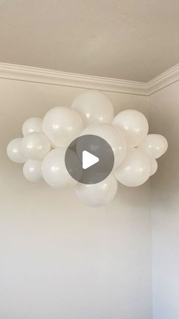 White Cloud Balloon Garland, Balloon Clouds Diy, Cloud Balloons, Diy Suspension, Balloon Cloud, Deco Ballon, Balloon Clouds, Cloud Decoration, Diy Clouds