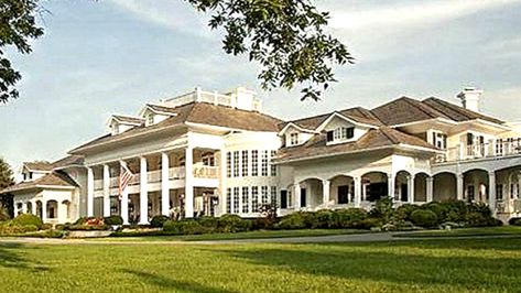 The Inside Of Alan Jackson’s Old Mansion Will Make Your Jaw Drop – Country Music Family Southern Style Homes, Real Estate Pictures, Southern Plantations, Maple Floors, Old Mansion, Lakefront Property, Old Mansions, Alan Jackson, Lakefront Homes