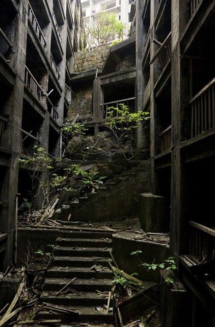 Hashima Island, Japan. "Gunkanjima" is its nickname that means "battleship island" Abandoned Places Aesthetic, Hashima Island, Apocalypse Aesthetic, Forgotten Places, Abandoned House, Abandoned Mansions, Haunted Places, Abandoned Buildings, Abandoned Houses