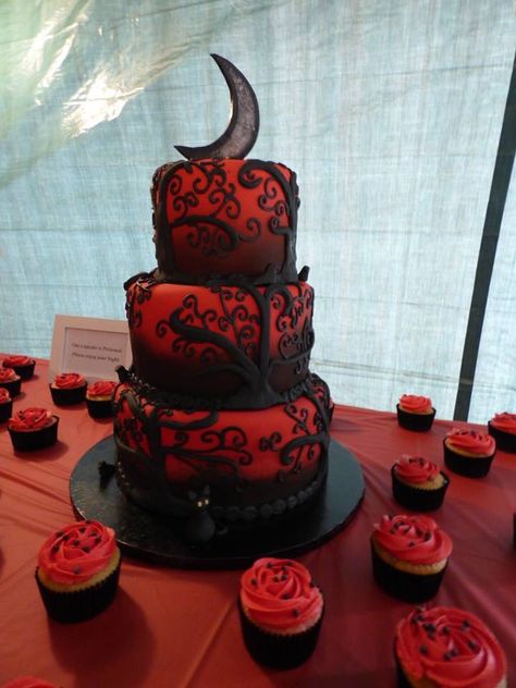 Sweet 16 Halloween Cakes, Amazing Wedding Cakes Elegant Unique, Black And Red Wedding Cake Gothic, Vampire Theme Cake, Sweet 16 Gothic Party, Black And Orange Wedding Cake, Vampire Wedding Cake, Goth Cake Wedding, Horror Wedding Cake