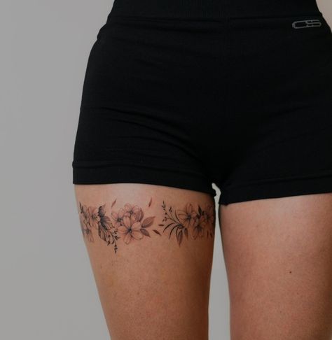 Floral Leg Band Tattoo, Back Of Thigh Flower Tattoo, Thigh Garter Tattoo Lace, Tattoo Wrapped Around Thigh, Thigh Chain Tattoo, Thigh Tattoo Flower, Tattoo Around Thigh, Thigh Tattoos Women Wrap Around, Eris Tattoo