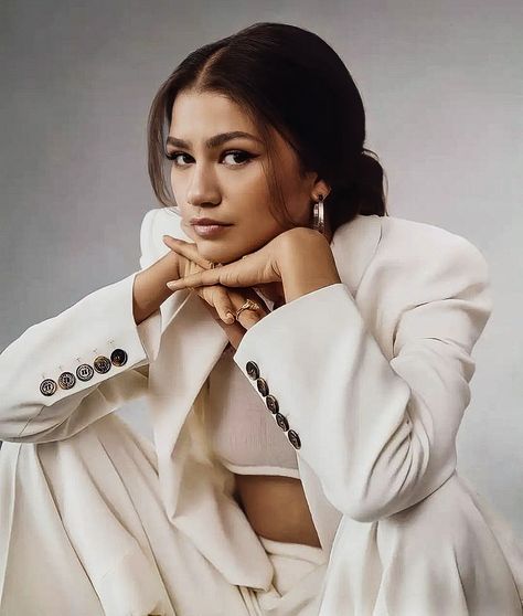 Professional Shoot, Zendaya Hair, Zendaya Maree Stoermer Coleman, Zendaya Outfits, Headshots Women, Zendaya Style, Studio Photography Poses, Frontal Hairstyles, Female Face