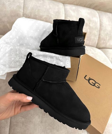 Black Ugg Sneakers, Ugg Mini Zwart, Ugg Shoes Black, Nb Shoes, Cute Uggs, Ugg Snow Boots, Uggs Black, Black Ugg Boots, Black Uggs