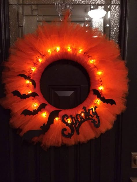 Halloween Tulle Wreath, Porta Halloween, Glow Halloween, Tulle Wreath, Homemade Halloween Decorations, Diy Halloween Wreath, Diy Halloween Decor, Adornos Halloween, Halloween Door Decorations