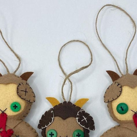 Holly on Instagram: "*Edit:SOLD OUT *Just added these green eyed Krampus ornaments to the shop! ⁣ ⁣ ⁣ ⁣ ⁣ #kawaiikrampus #voodoodoll #artdoll #artdolls #spooky #krampusdoll #xmas #christmasart #creepycute #krampusart #christmashorror #hollysmakingstuff #etsyshop #shopupdate #softsculpture #fiberart #felt #feltdolls #krampusornament #krampuslauf #creepychristmas #krampusnacht #krampus" Diy Krampus Ornament, Krampus Ornaments, Alt Christmas, Christmas Horror, Instagram Edit, Creepy Christmas, Voodoo Dolls, Felt Dolls, Creepy Cute