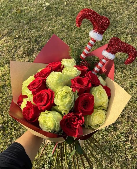 Christmas Themed Bouquet, Eternal Flower Bouquet Christmas, Spooky Rose Bouquet, Holiday Flower Bouquet, Christmas Ramo, Spooky Flower Arrangements, Christmas Ramos, Christmas Bouquet Ideas, Christmas Flower Bouquet