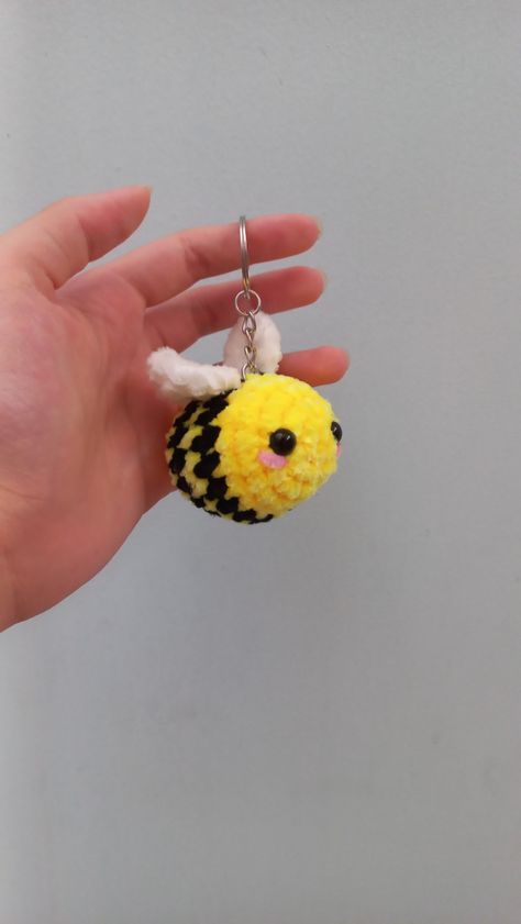 Bee Keychain Crochet, Crochet Animals Keychain, Crochet Small Keychain, Keychain Patterns Free, Crochet Animal Keychain, Cute Animal Crochet, Diy Crochet Keychain, Crochet Bee Keychain, Crochet Amigurumi Keychain