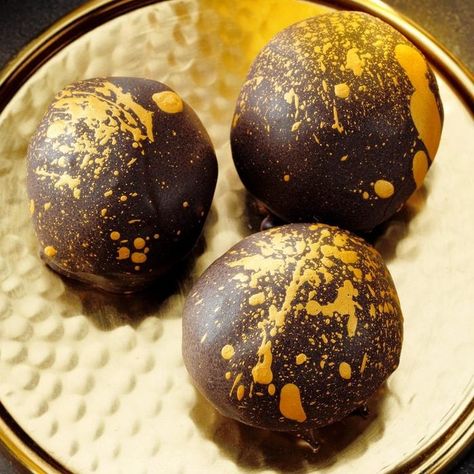 Sweet Truffles, New Years Eve Dessert, Dark Chocolate Desserts, Easy Truffles, Champagne Truffles, Dark Chocolate Candy, Truffle Recipe, Taste Of Home, Chocolate Truffles