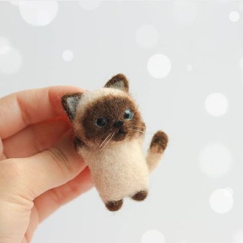 Pom Pom Animals, Felt Toys Patterns, Needle Felted Cat, Needle Felting Diy, Needle Felted Christmas, Felted Wool Crafts, Felt Crafts Diy, Nuno Felt Scarf, Needle Felting Projects