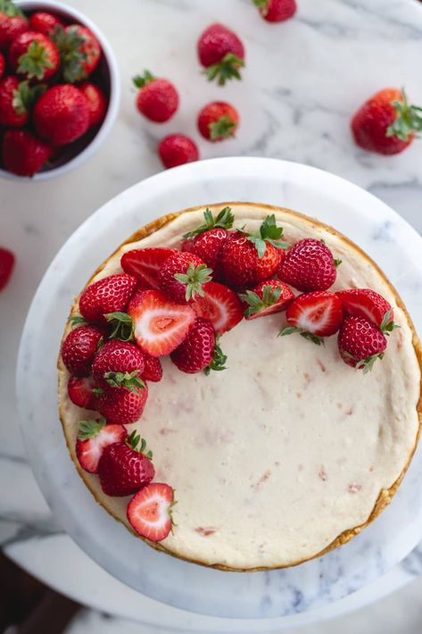 Strawberries Cheesecake Birthday, Strawberry And Cream Cheese, Strawberry Cheesecake Dip, Keto Strawberry Cheesecake, Keto Cream Cheese, Strawberry And Cream, Cheesecake Crust, Ketogenic Desserts, Spiced Drinks