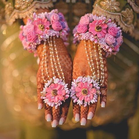 Flower Jewellery For Haldi, Flower Jewellery For Mehndi, Fresh Flower Jewelry, Flower Jewelry Designs, Wedding Flower Jewelry, Wedding Jewelery, Wedding Mehndi, Haldi Ceremony, Bridal Jewellery Indian