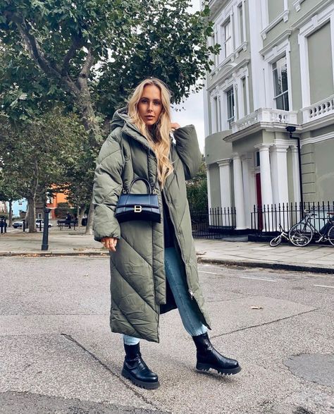 Long Puffer Coat Outfit, Long Khaki Coat, Khaki Jacket Outfit, Casual Date Outfit Summer, Puffer Coat Outfit, Sleeping Bag Coat, Winter Style Guide, Summer Business Casual Outfits, Puffer Jacket Outfit