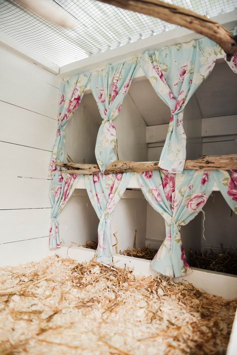 Urban Chicken Farming, Cute Chicken Coops, Chicken Coop Decor, Chicken Barn, Portable Chicken Coop, Diy Farmhouse Style, Urban Chickens, Coop Design, Best Chicken Coop