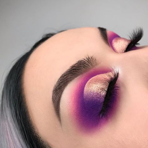 Purple And Gold Makeup, Burgundy Eyeshadow Looks, Makeup Soft Glam, Soft Glam Look, Angel Makeup, Plouise Makeup, Makeup Soft, Plouise Makeup Academy, Pink Eye