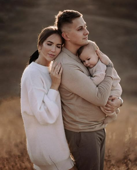 Fall Photoshoot Family, Outdoor Family Photoshoot, Baby Family Pictures, First Family Photos, Cute Family Photos, Family Photos With Baby, Family Photoshoot Poses, Baby Fotografie, Newborn Family Photos