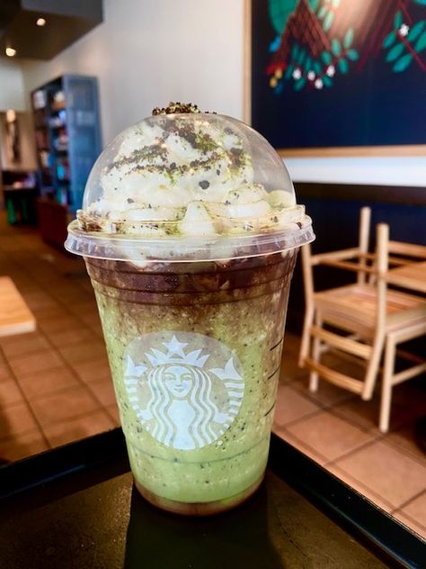 Peppermint Syrup, Secret Starbucks Drinks, Secret Menu Items, Harry Potter Food, Slytherin Pride, How To Order Starbucks, Starbucks Lovers, Starbucks Drink, Starbucks Frappuccino