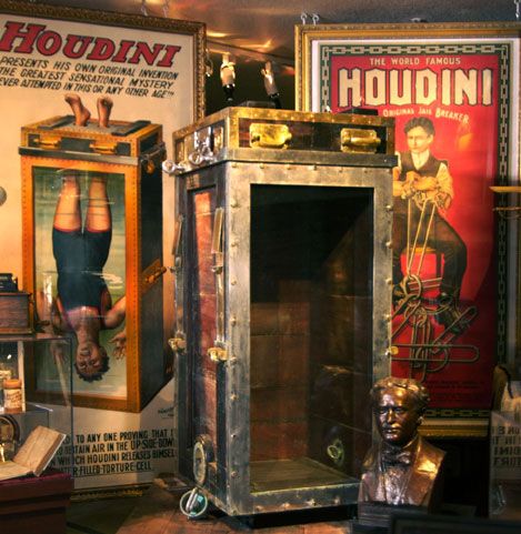 Chinese Water Torture, Magic Illusions, Escape Artist, Harry Houdini, Historical Objects, Vintage Circus, Magic Shop, Magic Art, Inspirational Images