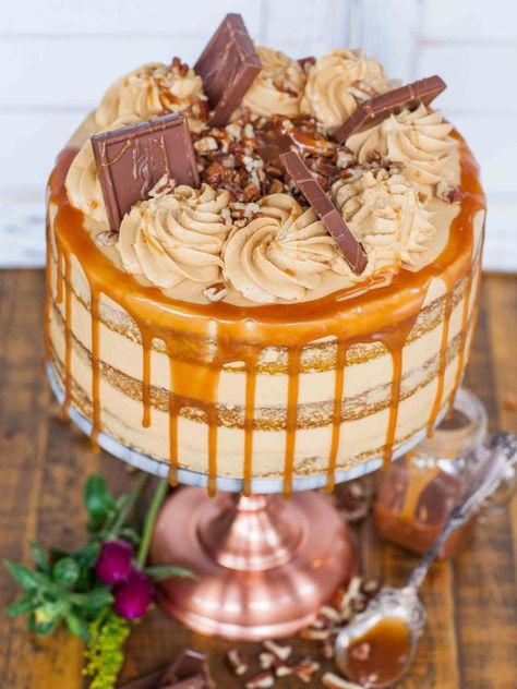 Pecan Pumpkin Cake, Salted Caramel Buttercream, Pecan Pumpkin, Thanksgiving Cakes, Pumpkin Cake Recipes, Caramel Buttercream, Homemade Caramel Sauce, Fall Cakes, Caramel Pecan