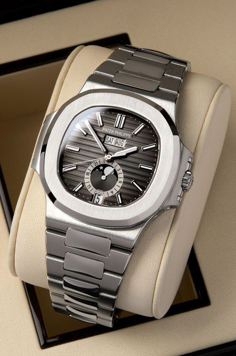 A watch that needs no introduction...🔥 This breathtaking Patek Philippe Nautilus Annual Calendar 5726/1A-001 is available to purchase online now📲 Watch Pic, Billionaire Aesthetic, Spud Webb, Patek Watches, Patek Philippe Watches, Annual Calendar, Mens Fashion Wear, Retro Watches, Luxury Watch Brands