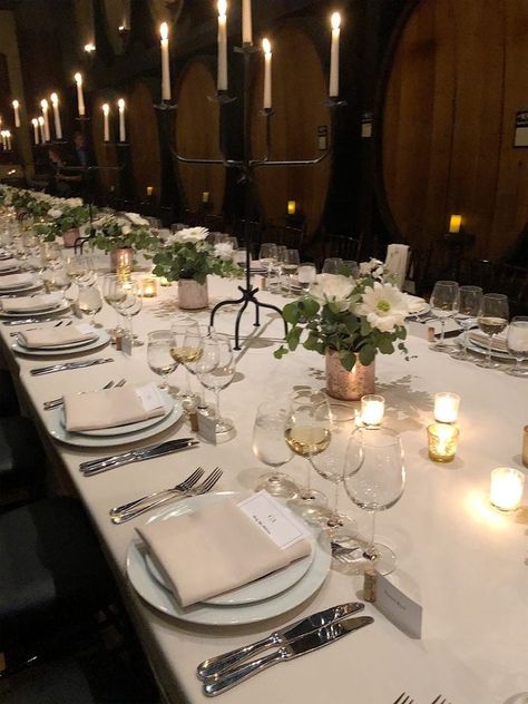 Rehearsal Dinner Table Set Up, Cabin Rehearsal Dinner, Rehearsal Dinner Decorations Restaurant, Restaurant Rehearsal Dinner Decorations, White And Gold Rehearsal Dinner Decor, Old Money Rehearsal Dinner, Classic Rehearsal Dinner, Engagement Dinner Restaurant, Fall Rehearsal Dinner Table Decor