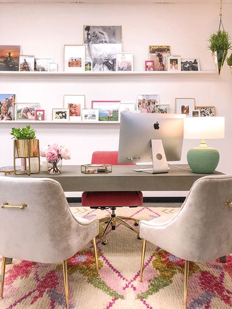 Zimmer Diy, Cool Office Space, Pink Office, Bedroom Corner, Barefoot Blonde, Dream Office, Cool Office, Finders Keepers, Chic Office