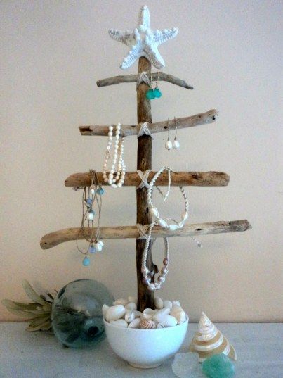 Love this rustic jewelry storage tree! I would tweak it a little, but a way cute idea! Jewelry Tree Diy, Driftwood Christmas Tree, Driftwood Jewelry, Ribbon Ornaments, Diy Jewelry Holder, Jewelry Hanger, Jewelry Organizer Diy, Beach Christmas, Easy Diy Jewelry