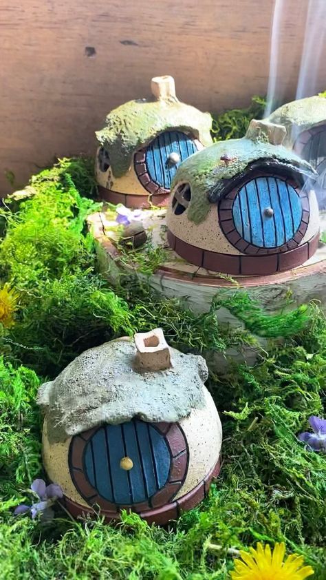 shamblinshop on Instagram: Another batch of hobbit holes are almost ready! Lord Of The Rings Ceramics, Hobbit Pottery, Hobbit Crafts, Ideas Arcilla, Hobbit Holes, Hobbit Art, Hobbit Hole, Garden Pottery, Hobbit House