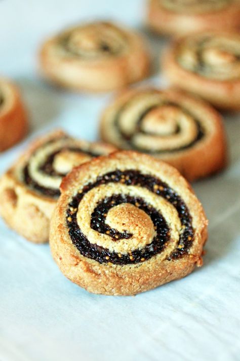 Fig Pinwheels - The Food Lovers Kitchen http://www.primalpalate.com/recipe/fig-pinwheels/ Grain Free Christmas Cookies, Paleo Christmas Cookies, Paleo Christmas, Fig Newtons, Pinwheel Cookies, Paleo Cookies, Christmas Cookie Recipes, Paleo Sweets, Paleo Treats